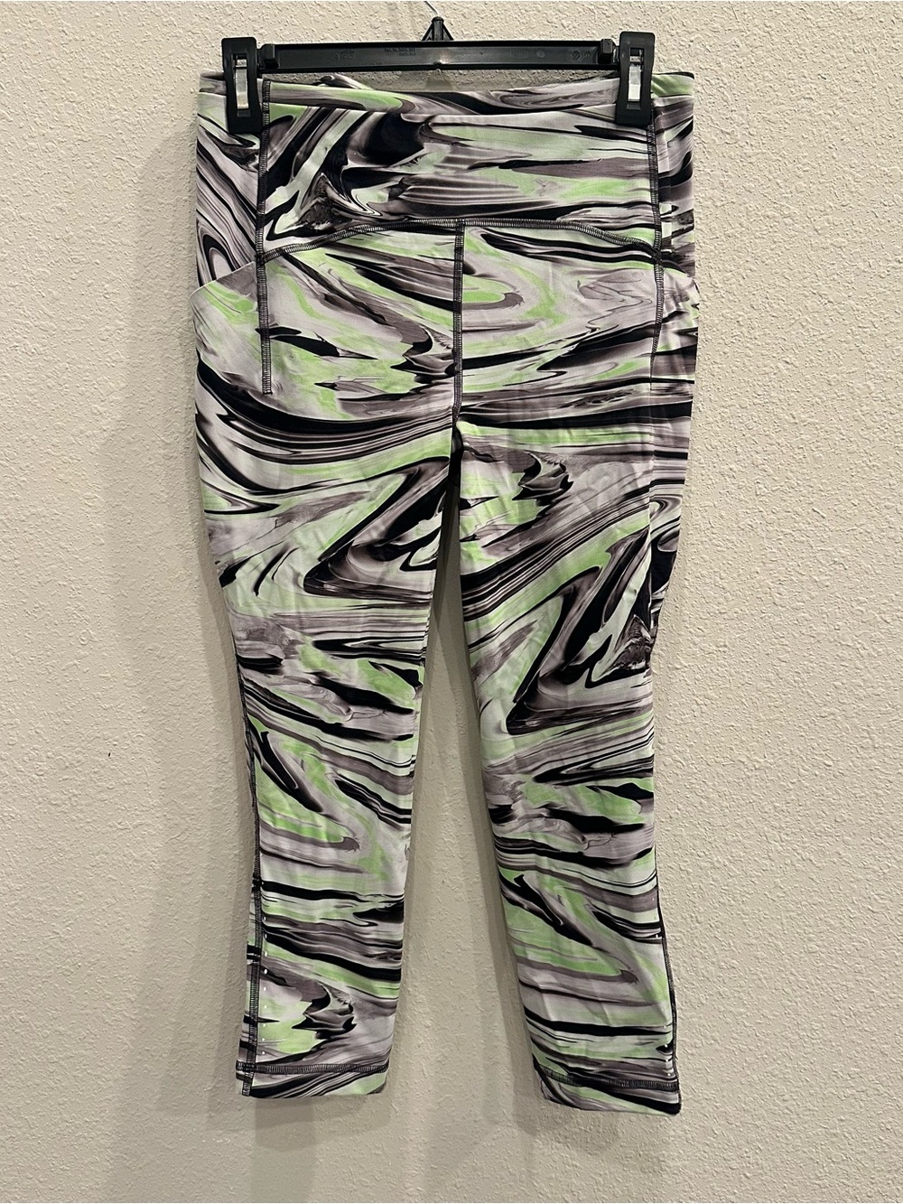 Lululemon Size 8 Abstract Print Cropped Leggings Green Gray Black